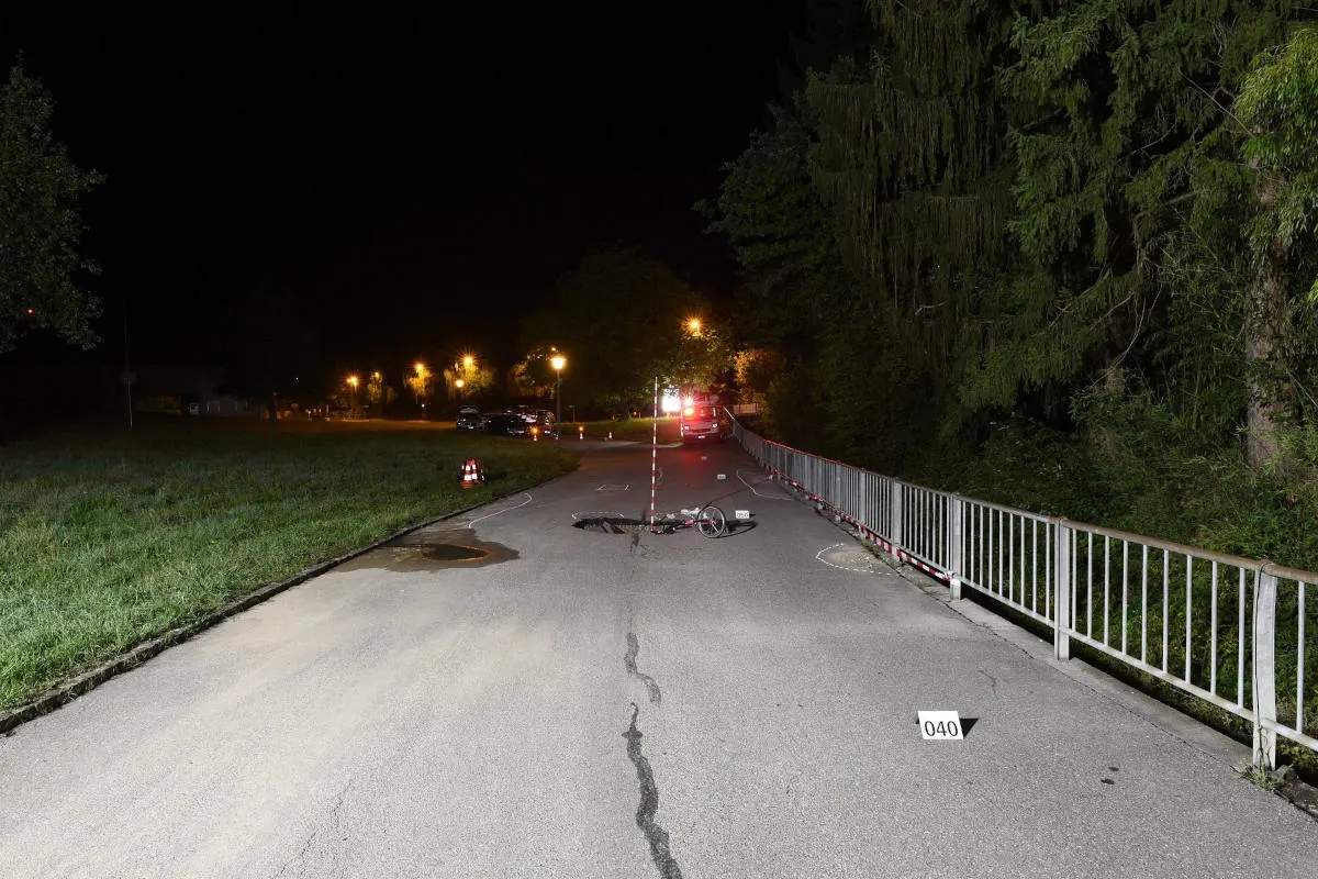 Bülach ZH – Velofahrer stürzt in Grube von Wasserrohrbruch und wird schwer verletzt