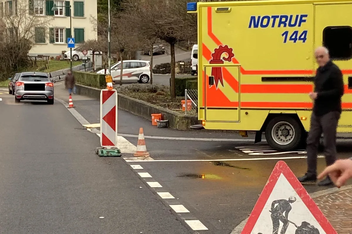 Bubendorf BL - Auto erfasst Bauarbeiter!