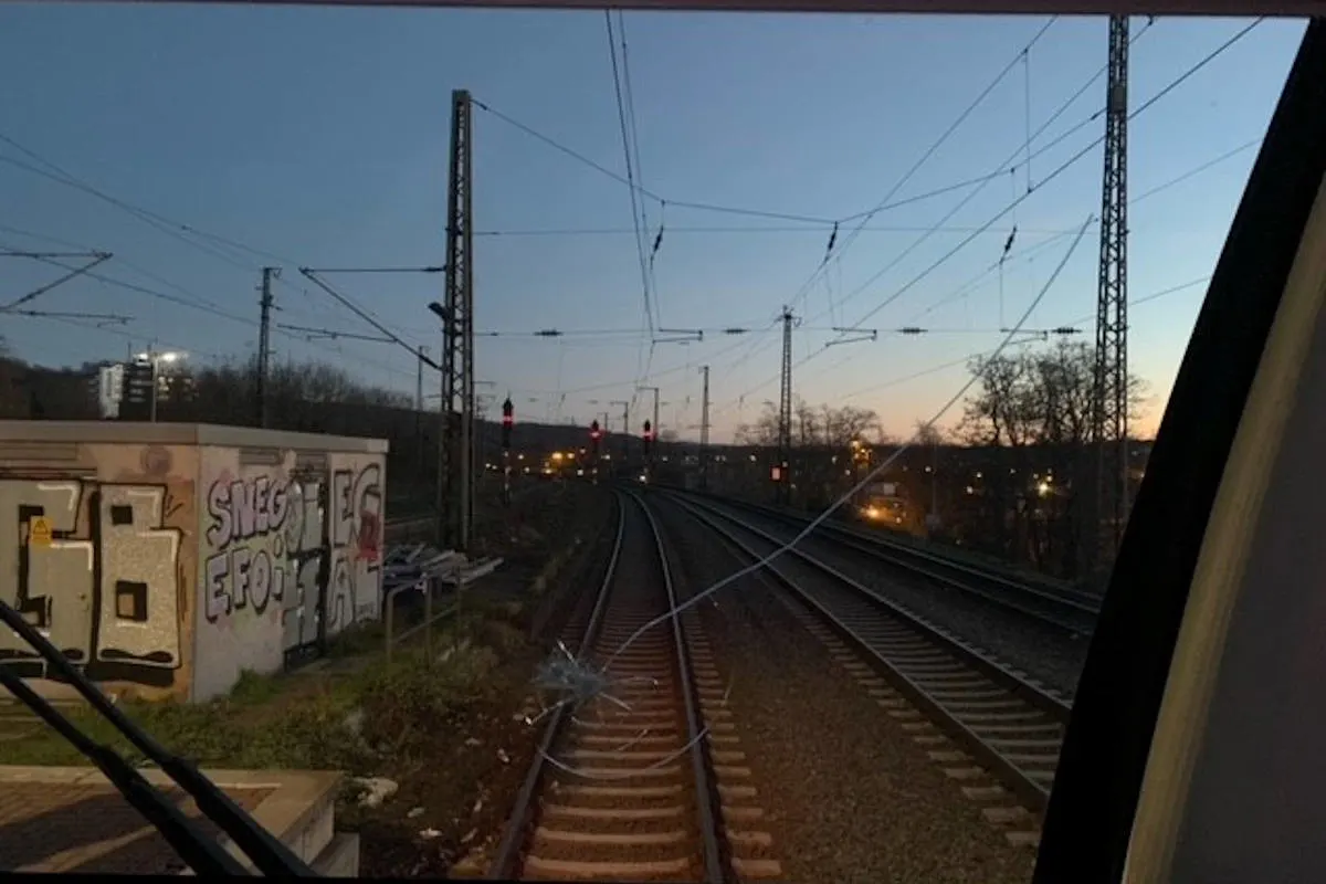 Bochum – Unbekannte werfen Pflastersteine von Bahnbrücke