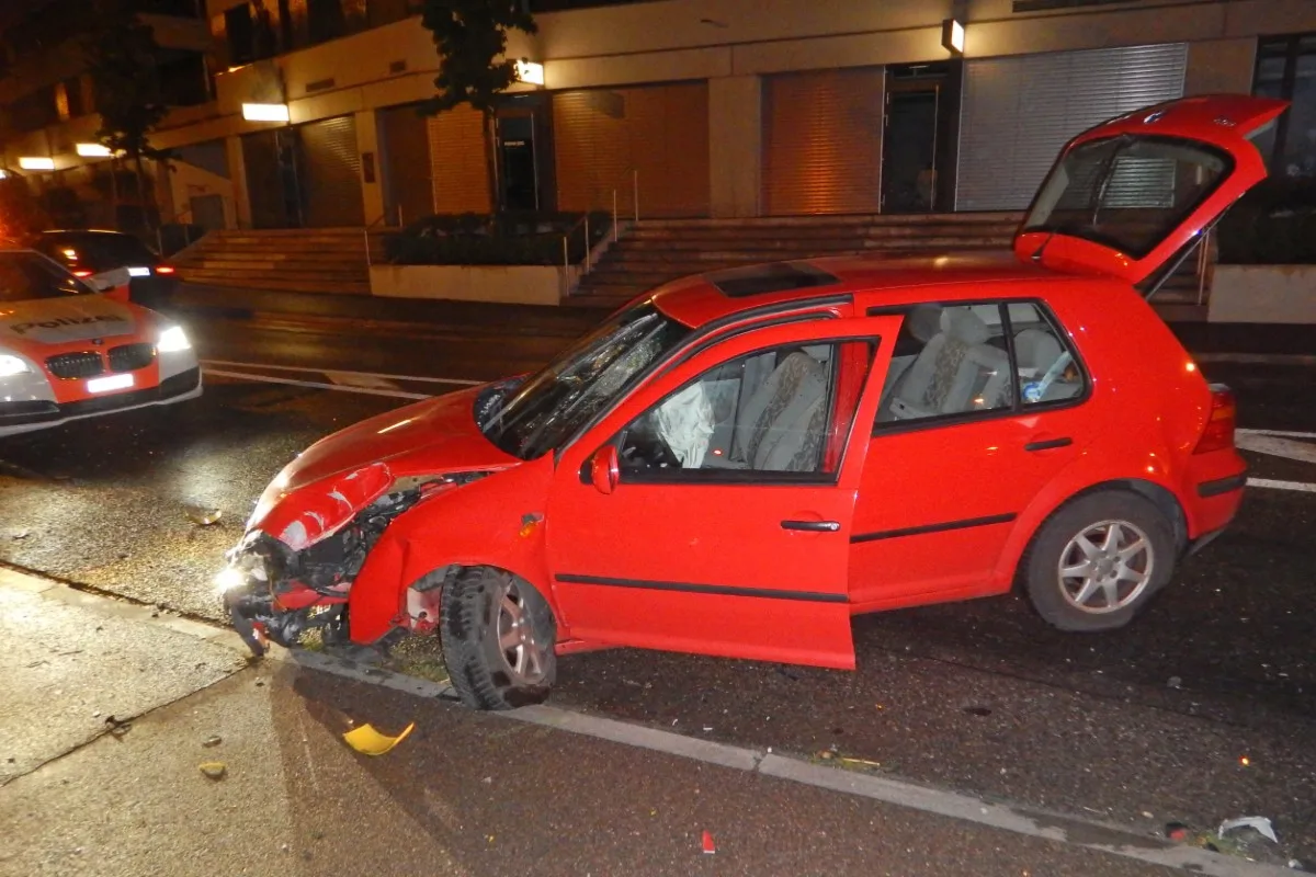 Frauenfeld TG - Alkoholisierter Golf-Fahrer baut heftigen Crash