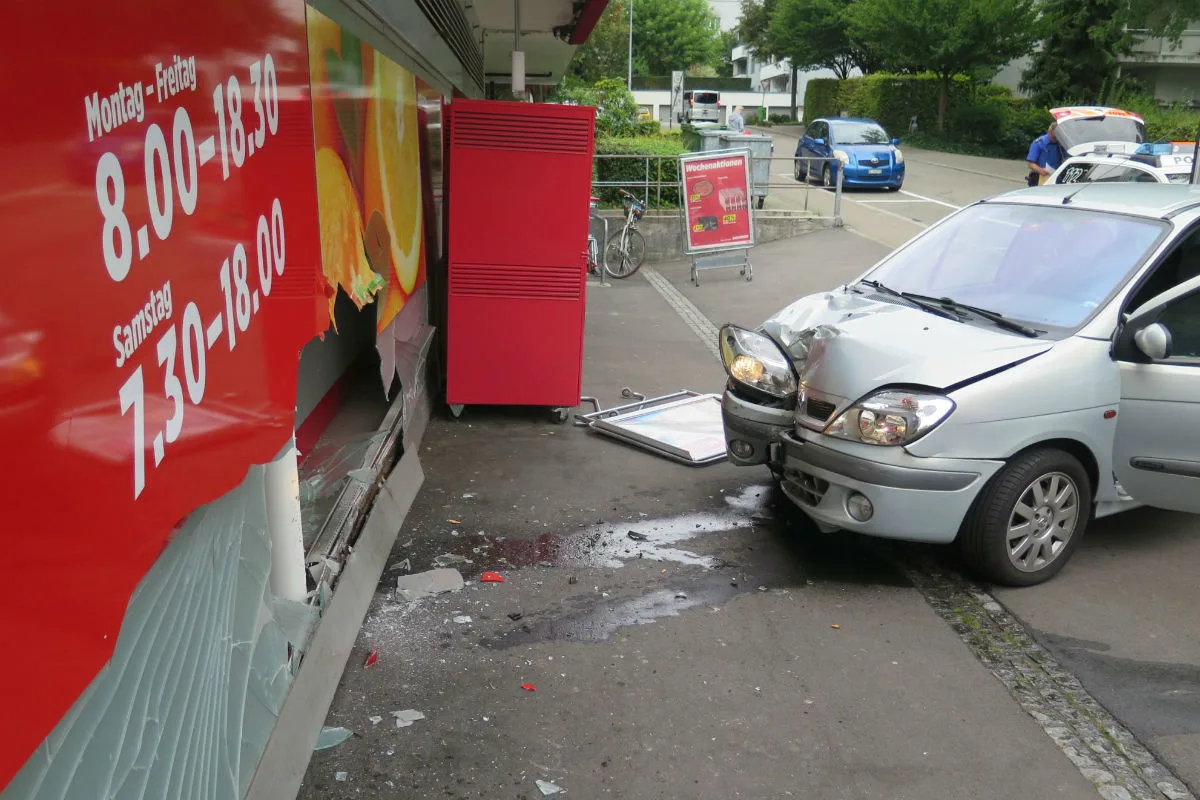 Binningen BL - Personenwagenlenker kollidiert mit Schaufenster