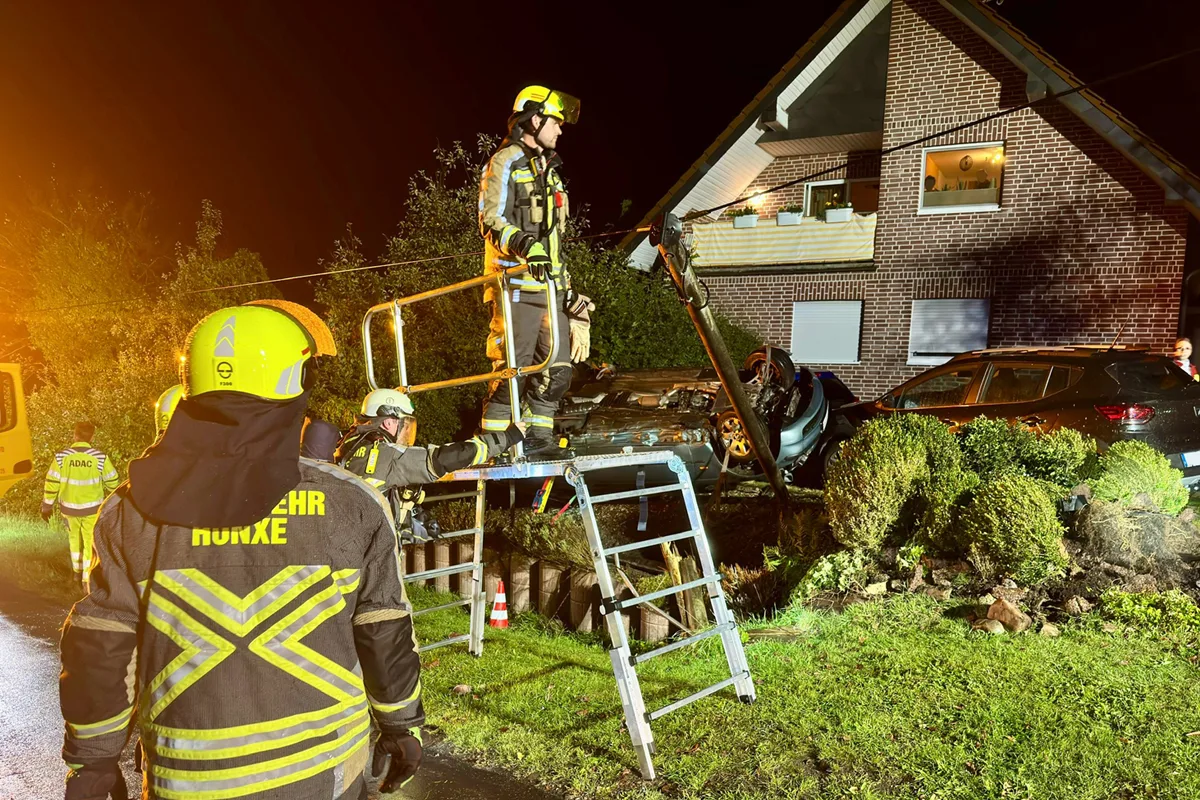 Hünxe NW – Auto überschlägt sich und landet im Vorgarten
