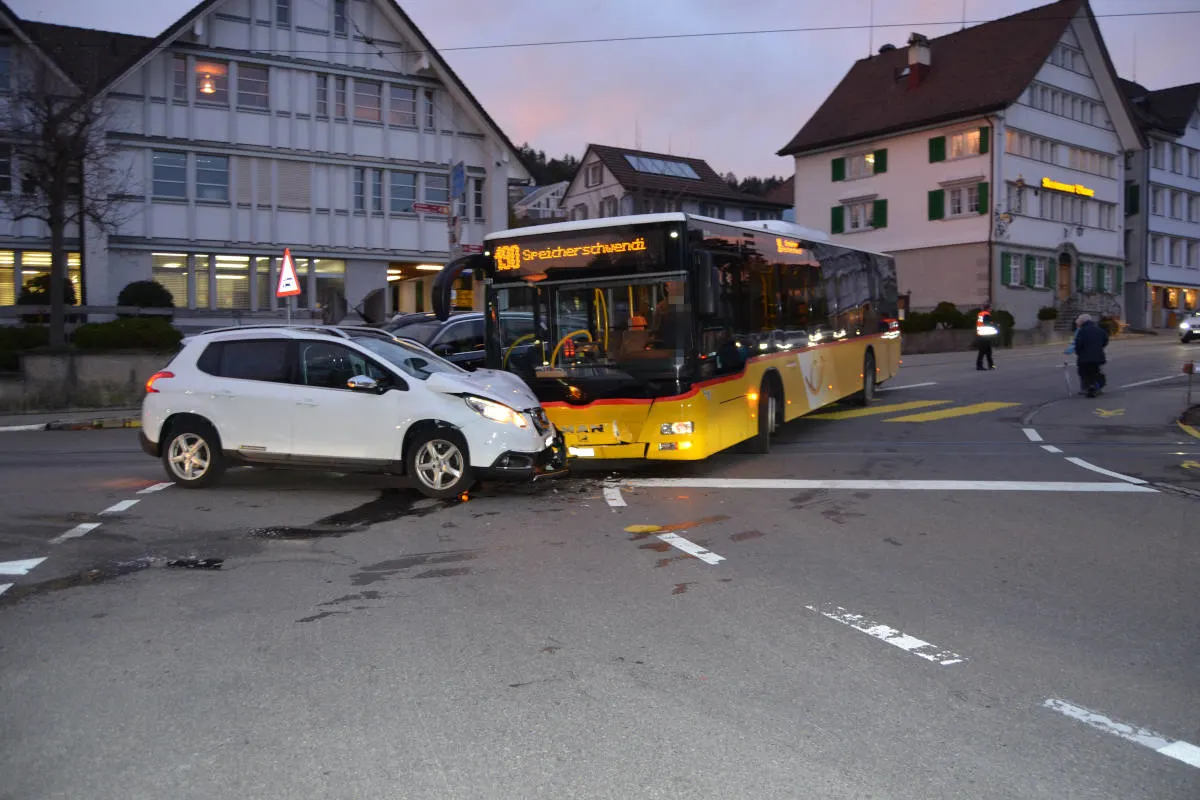 Unfall Teufen AR - Kollision im Verzweigungsbereich