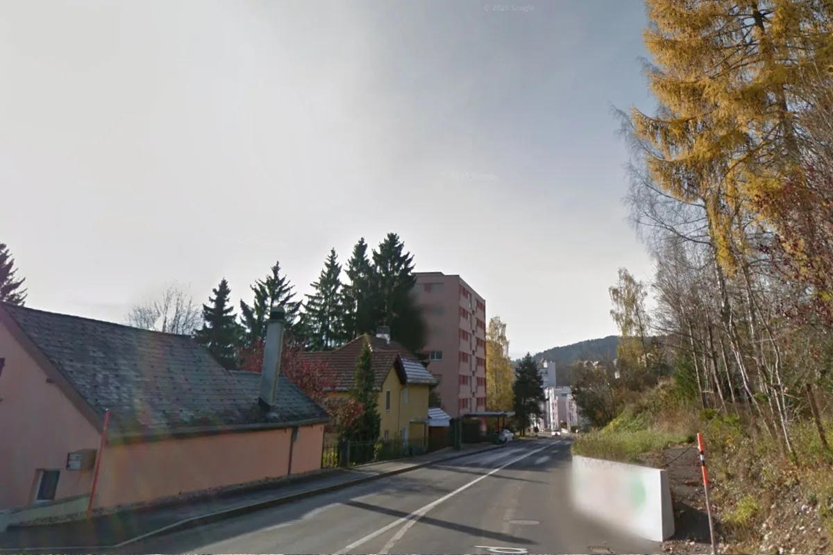 La Chaux-de-Fonds NE – Autofahrer kollidiert bei Unfall mit Mauer