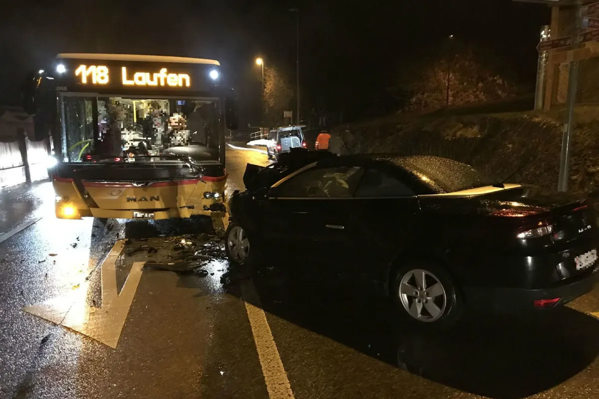 Liesberg BL - Frontalkollision mit Postauto fordert sechs Verletzte