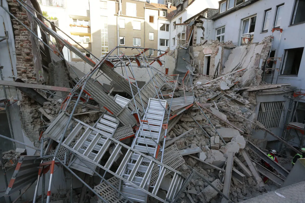 Düsseldorf – Wohngebäude zum Teil eingestürzt – zwei Bauarbeiter derzeit vermisst – erste Zugangsmöglichkeit gefunden