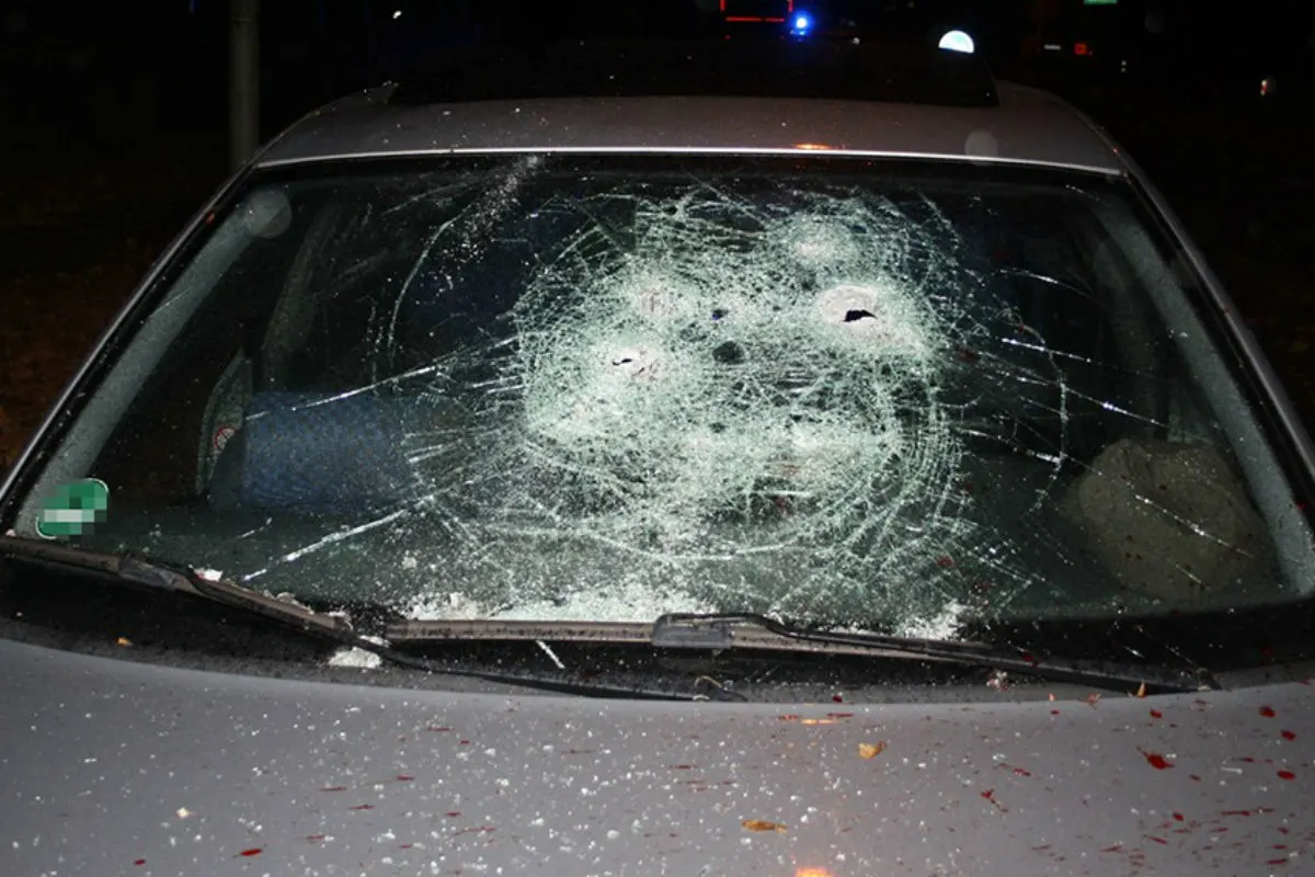Oberhausen - Mann geht mit Baseballschläger auf Auto los