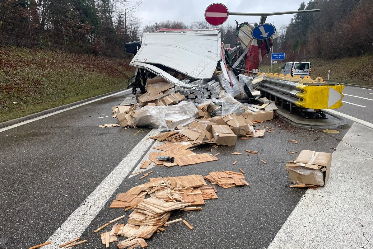 A15 Uster ZH - Autobahn wegen Unfall gesperrt
