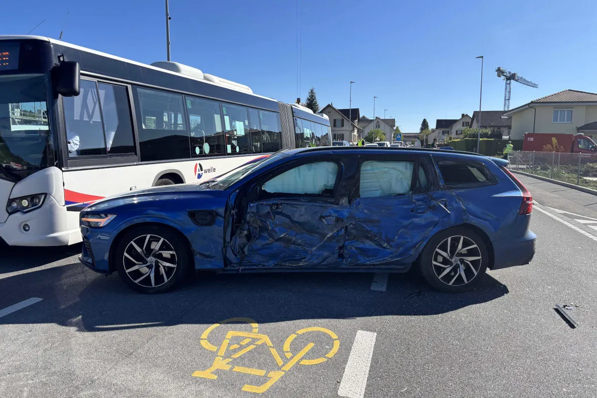 Fahrwangen AG – Unfall zwischen Traktor und Auto