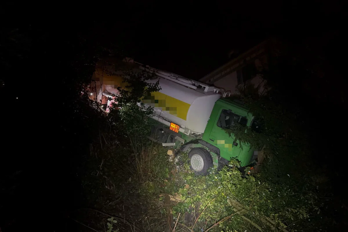 St.Gallen – Ungenügend gesicherter Lastwagen rollt in Böschung