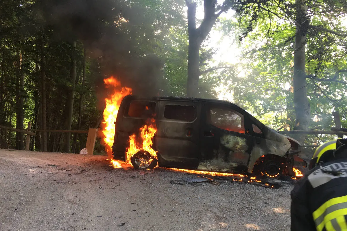 Triesen FL – Fahrzeugbrand auf der Lawenastrasse