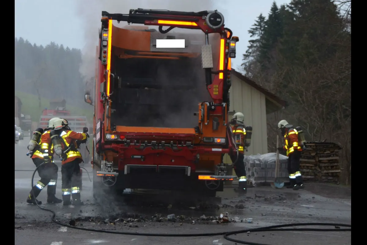 Bühler AR - Abfall entzündet sich während Transport