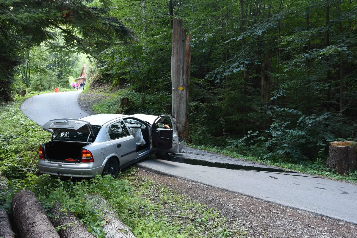 Degersheim SG - Auto prallt gegen Baum – Fahrer fahrunfähig