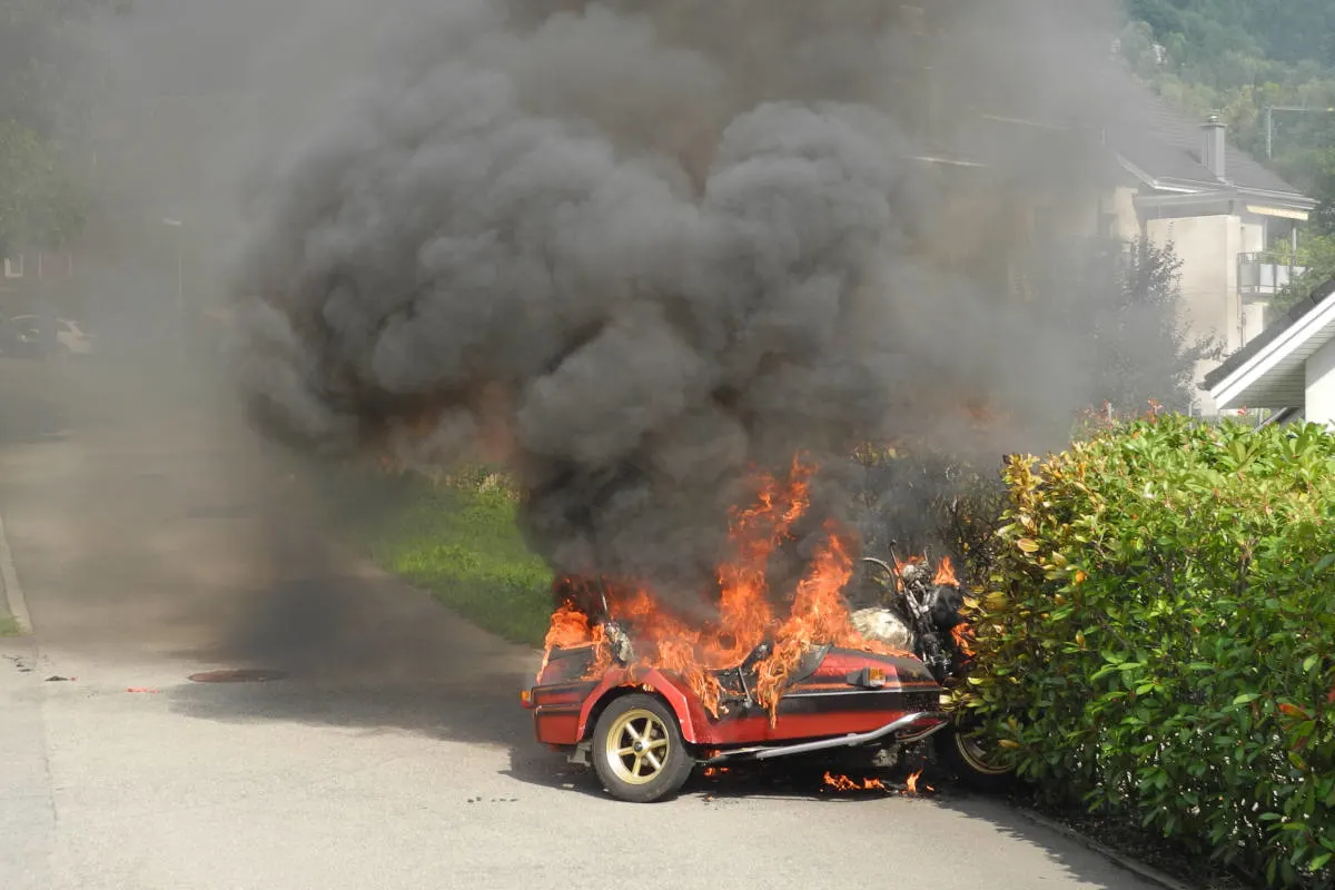 Steinen SZ - Motorrad mit Seitenwagen in Brand geraten 