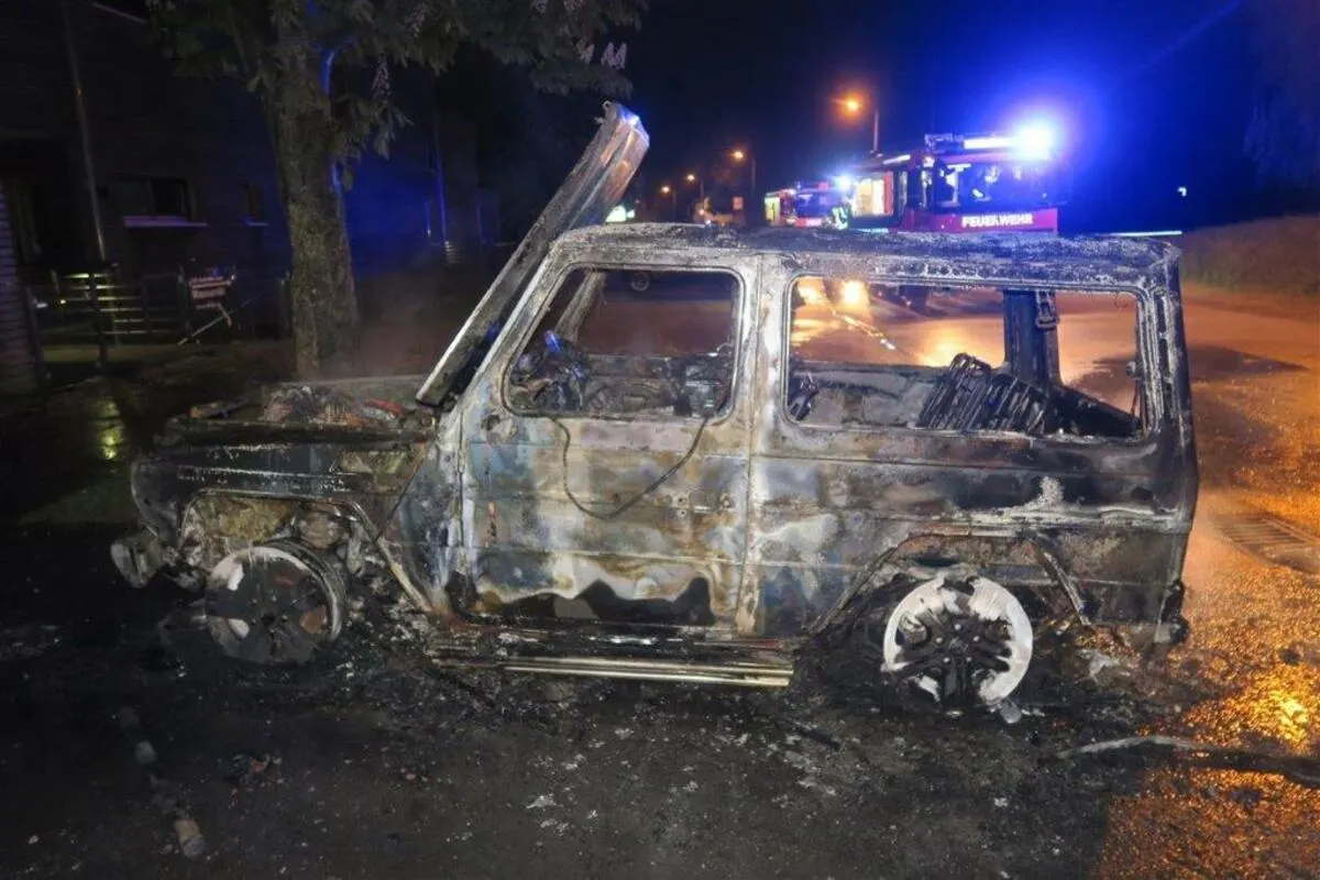 Mercedes in Langenfeld komplett ausgebrannt - Wer hat etwas gesehen?