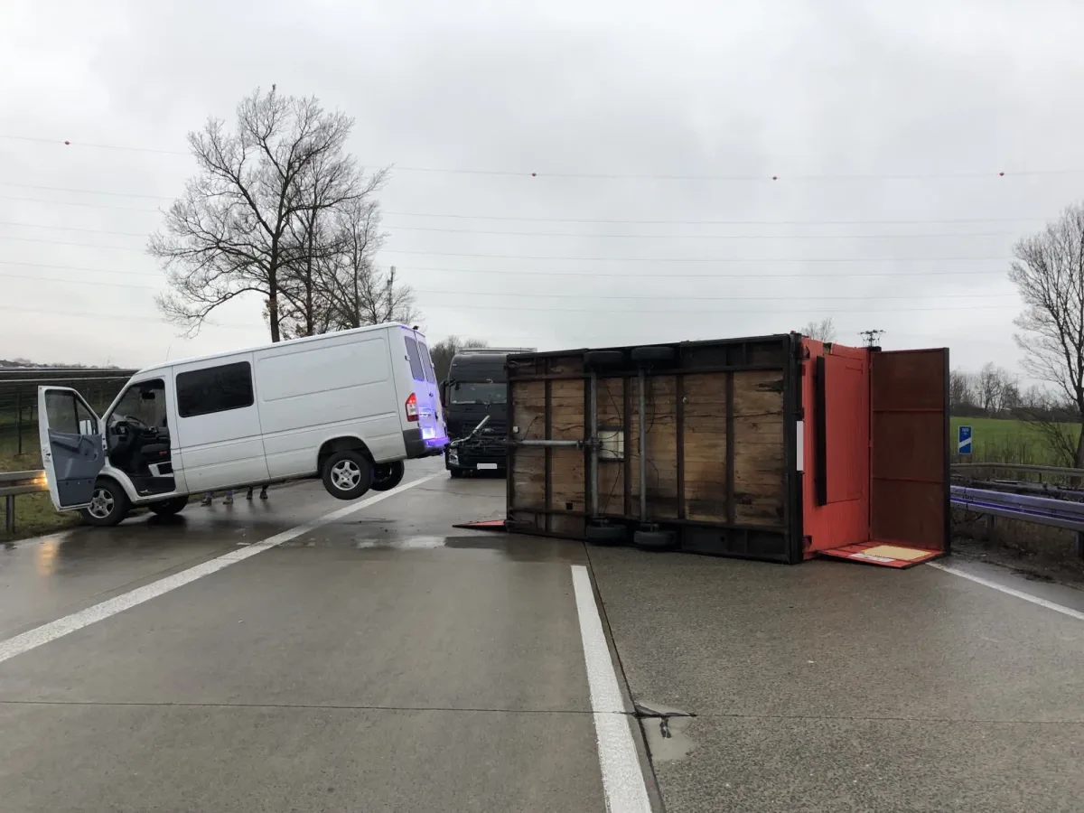 A44 Geseke – Mobile Pommesbude blockiert Autobahn