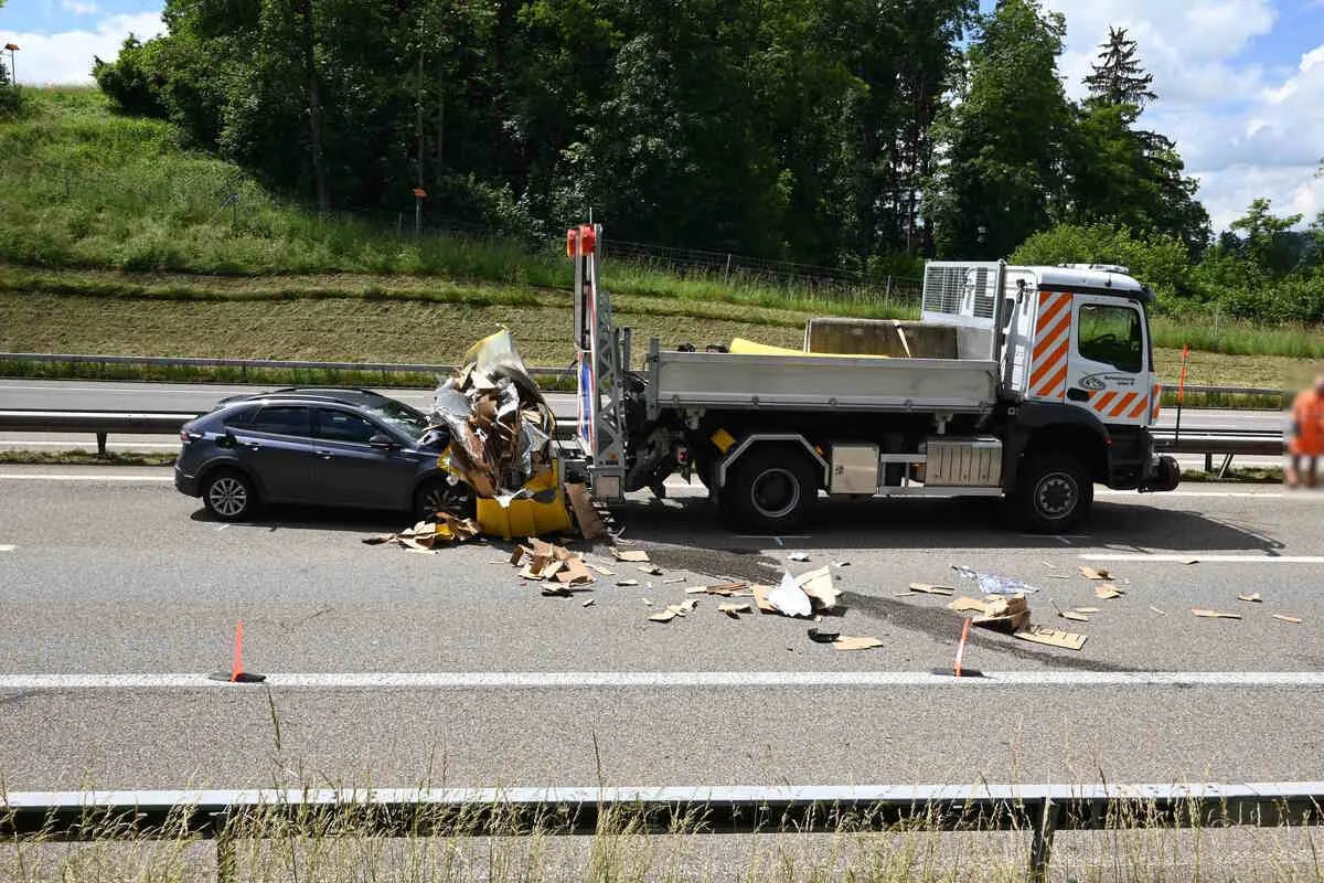 Niederwil SG - Auto kracht gegen Signalisations-Anhänger