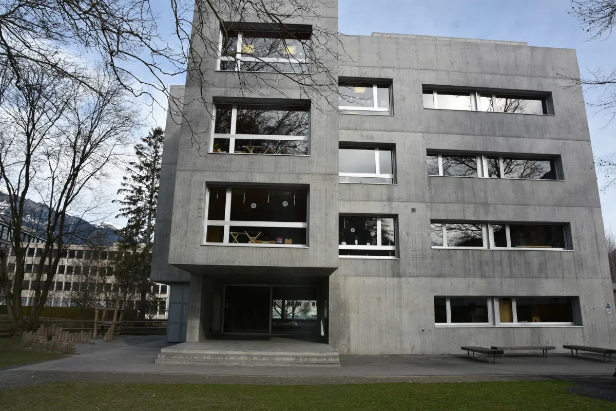 Balzers FL - Hausfassade des Kindergartens bemalt - Zeugenaufruf
