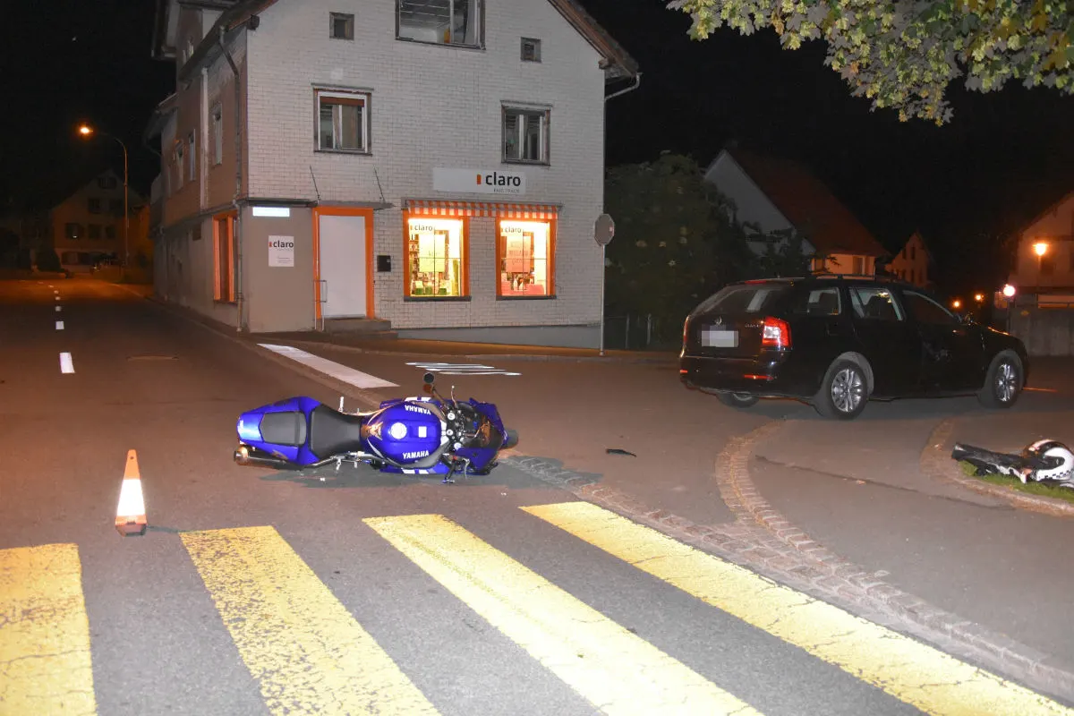 Gams SG - Motorrad prallt in Auto