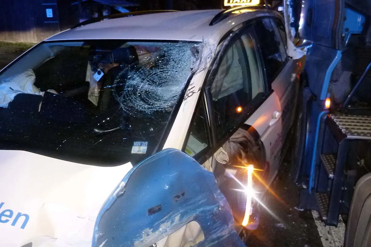 Heftiger Crash in Bad Oeynhausen - Taxi prallt mit Lkw zusammen