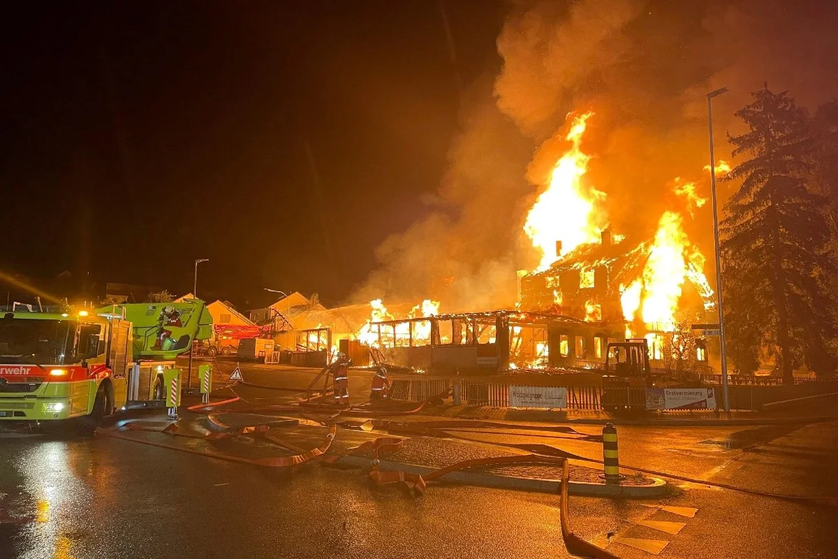 Vollbrand in Oberweningen ZH - Holzverarbeitungsbetrieb komplett zerstört