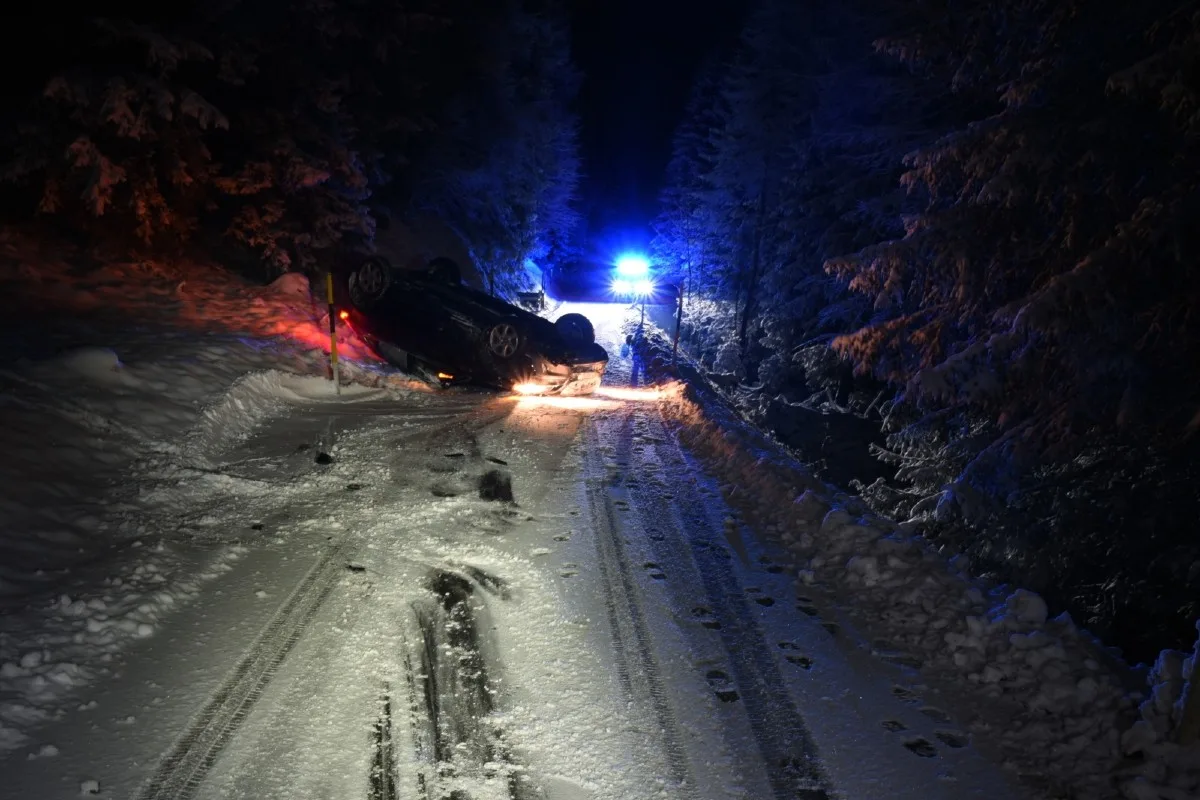 Selbstunfall in Malix GR - Auto kippt auf Dach und rutscht Strasse runter