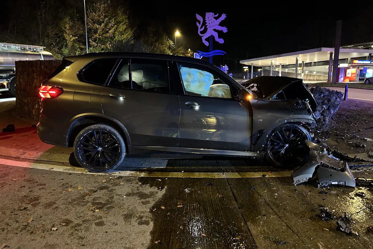 Mellingen AG – Totalschaden bei Selbstunfall in Kreisverkehr