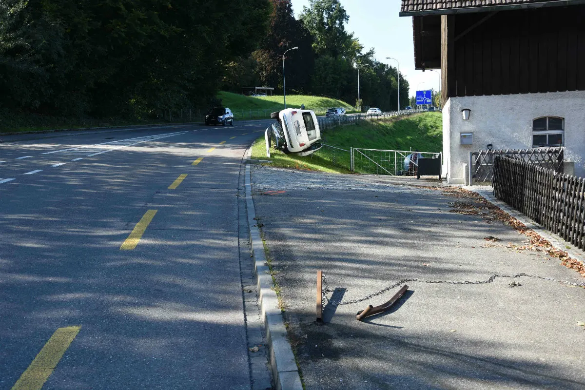 Tübach SG - Abgelenkte Autofahrerin baut Selbstunfall