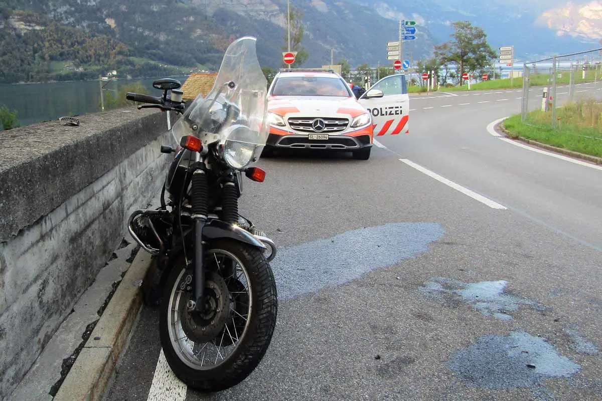 Mühlehorn GL - Heftiger Crash gegen die Mauer