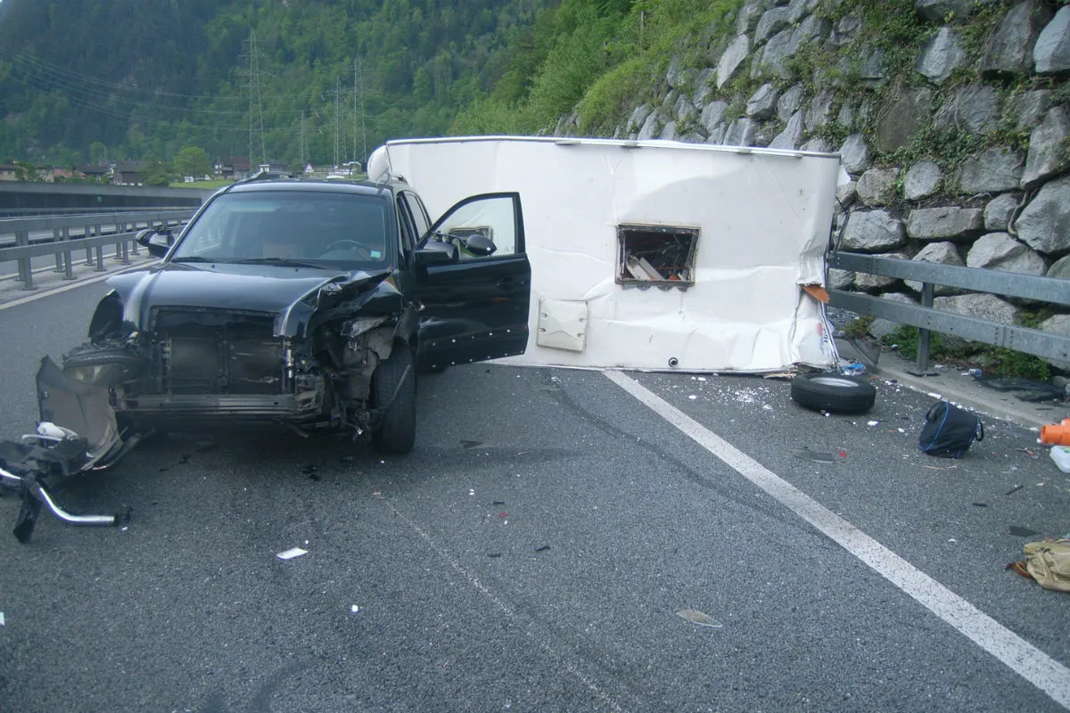 Erstfeld UR - Wohnwagen überschlägt sich - zwei Personen verletzt