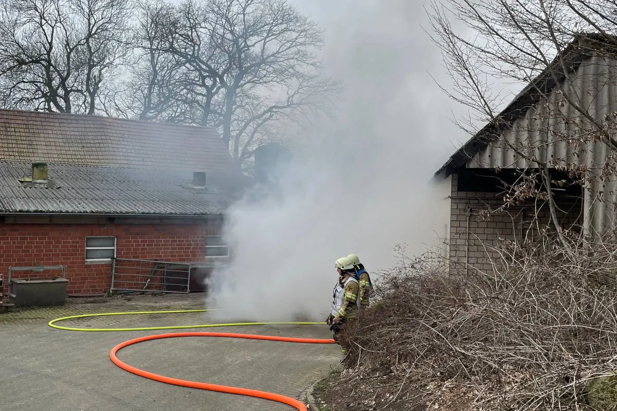 Trecker brennt in Recklinghausen - Feuerwehrmann verletzt