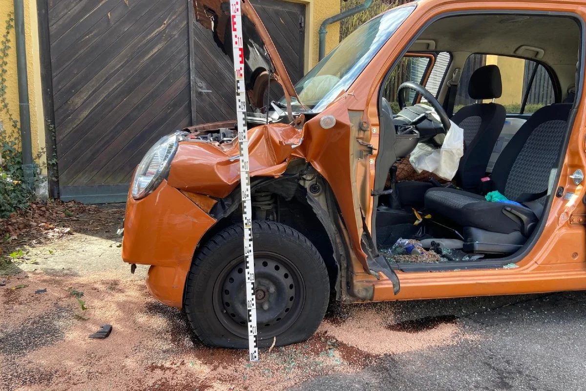 Münchenstein BL - Personenwagen bei Selbstunfall in Gartenmauer zerstört