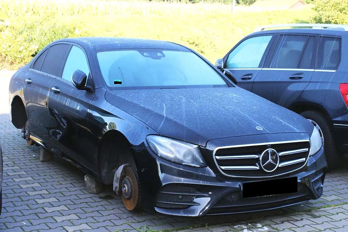 Bad Oeynhausen - Mercedes aufgebockt und Felgensatz entwendet