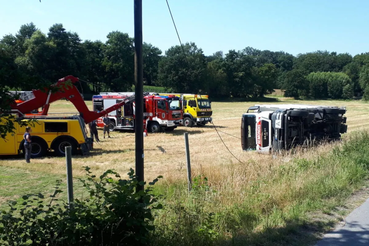 Datteln – Müllwagen kippt auf die Seite