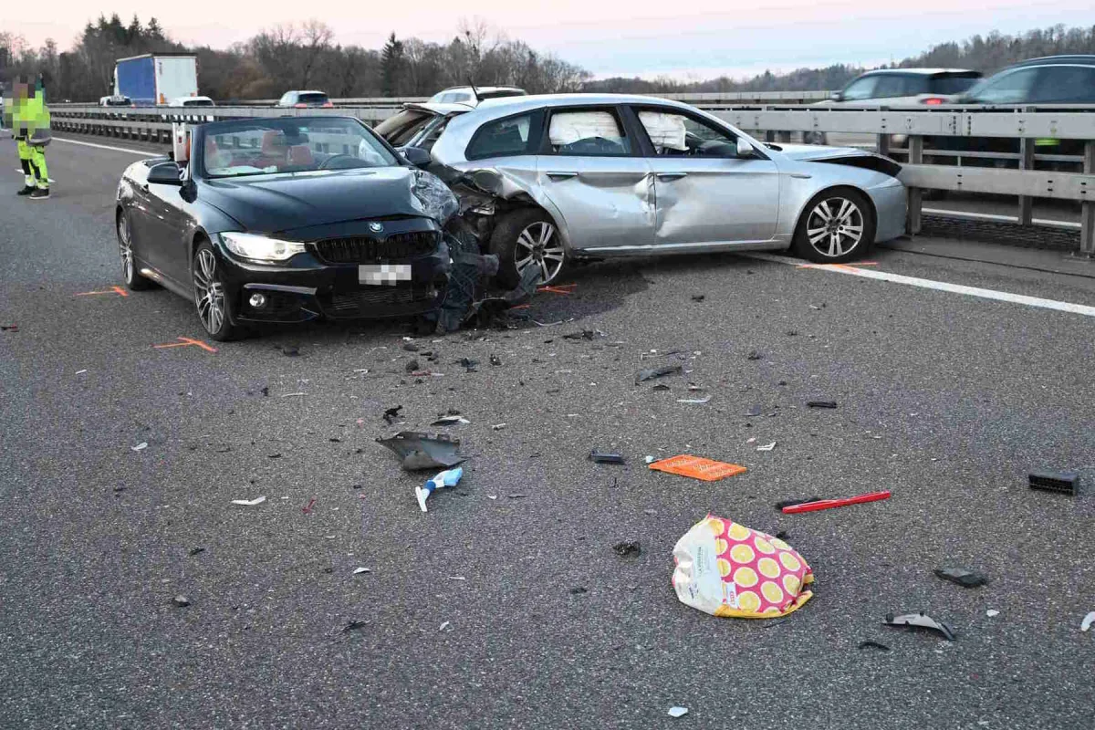 St.Gallen – Heftiger Unfall zwischen drei Autos