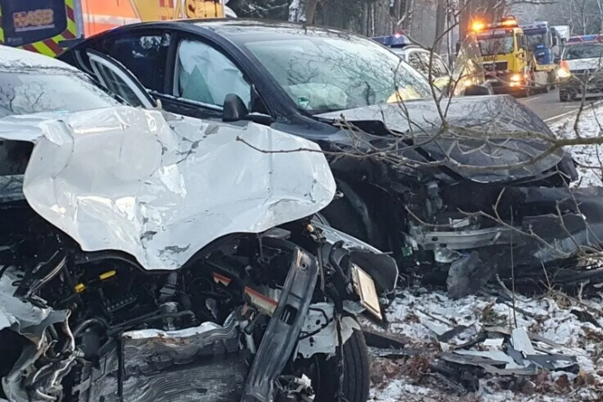 Lüneburg NI - Verkehrsunfall fordert drei Schwerverletzte
