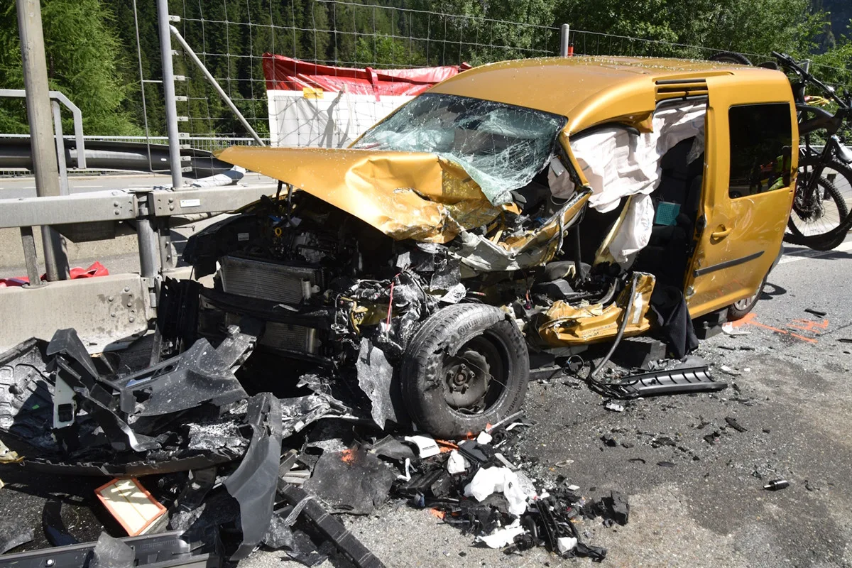 A13 Rongellen GR – Frontalkollision mit mehreren Verletzten führt zu Abbruch der Alpen Challenge