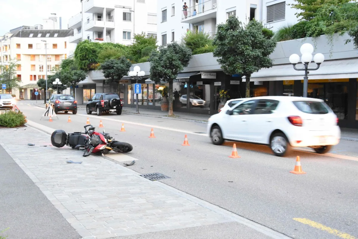 Rapperswil-Jona SG - Motorradfahrer fährt in Autoheck
