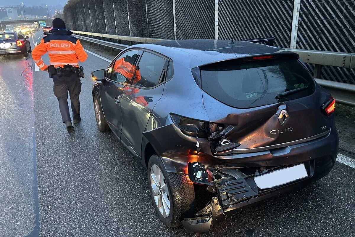 Stadt Schaffhausen/A4 - Lastwagen überholt und Unfall verursacht 