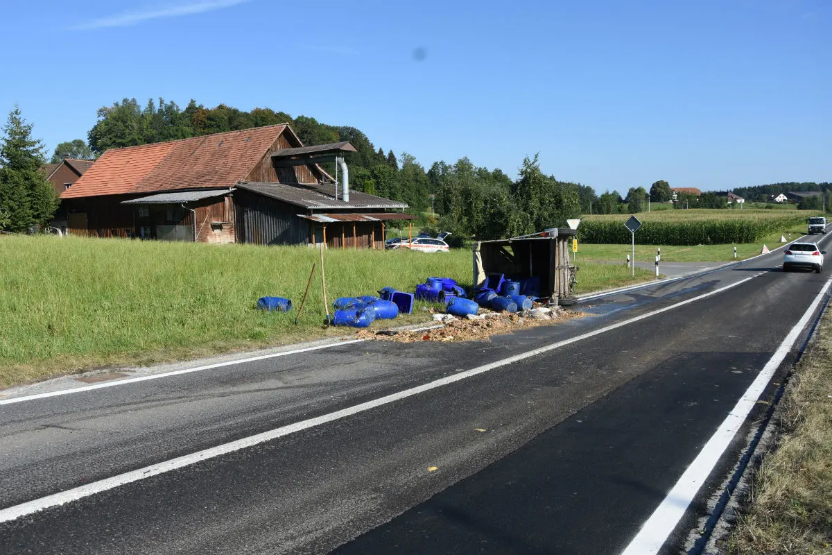 Waldkirch SG - Lieferwagen fährt in Anhänger - Zeugenaufruf