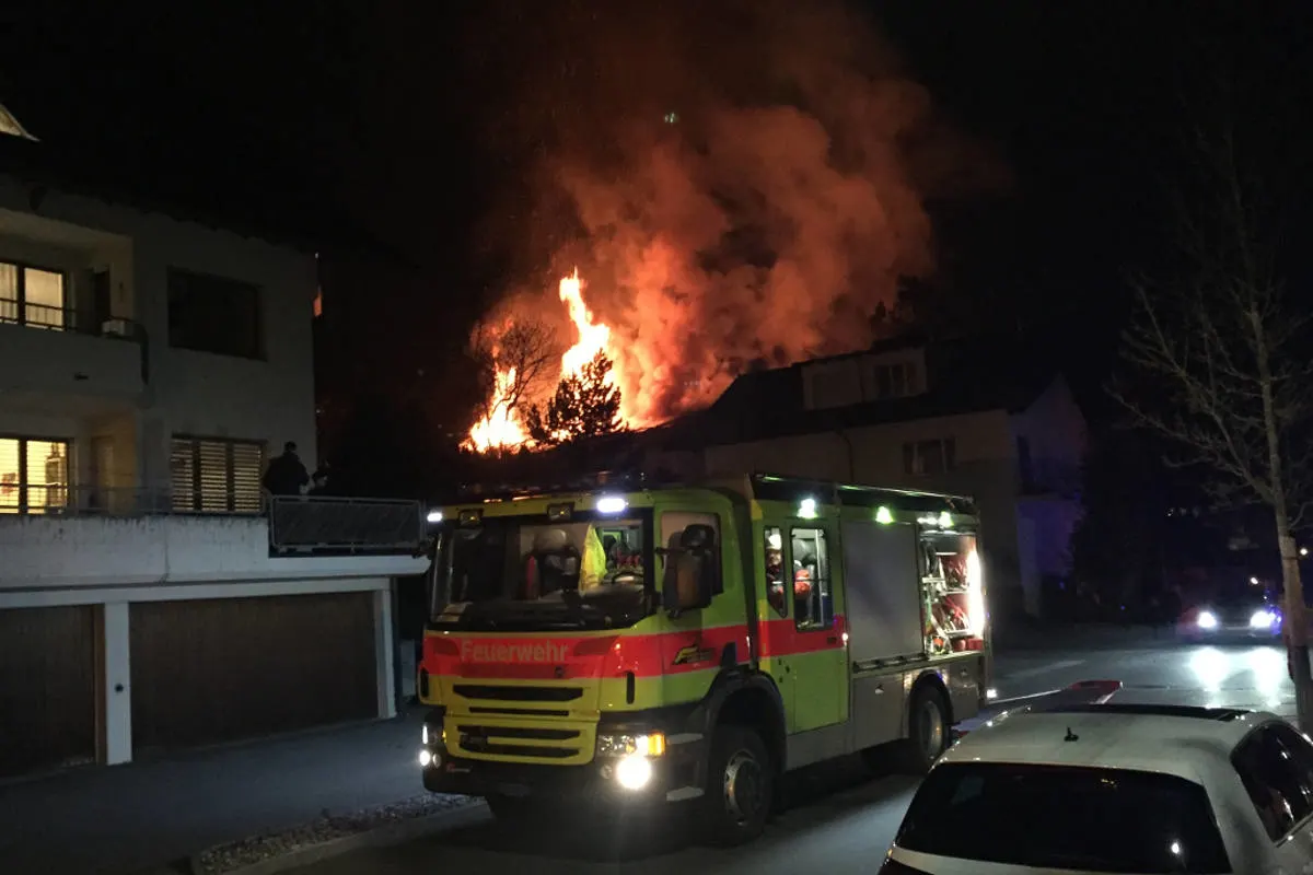 Rüschlikon ZH - Erheblicher Sachschaden bei Grossbrand in Holzbaufirma