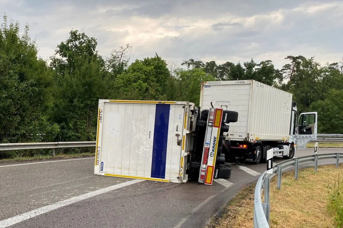 A61 Speyer – Umgestürzter LKW Anhänger am Autobahnkreuz