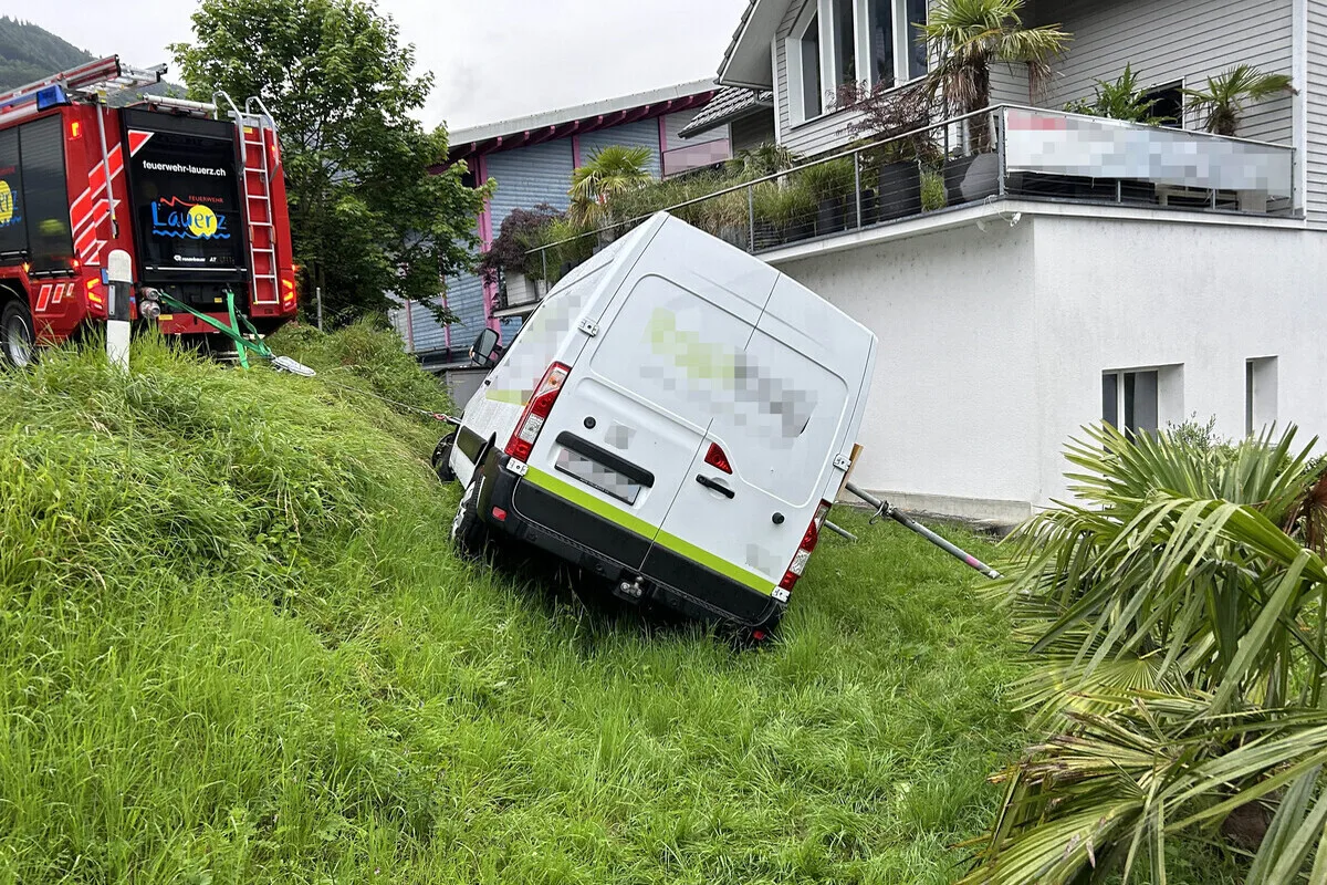 Lauerz SZ - Lieferwagen macht sich selbstständig