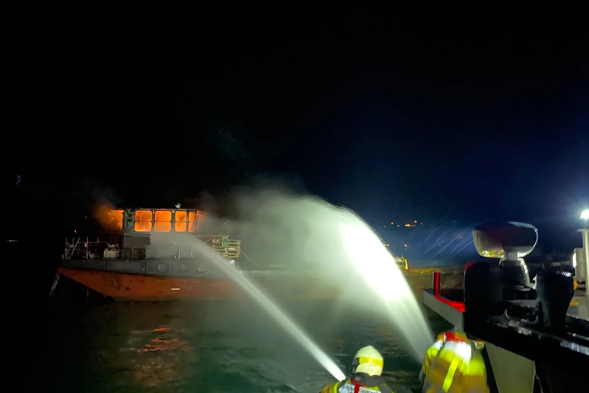 Sarnen OW - Während offiziellem Feuerwerk der Gemeinde geraten zwei Nauen auf dem Sarnersee in Brand