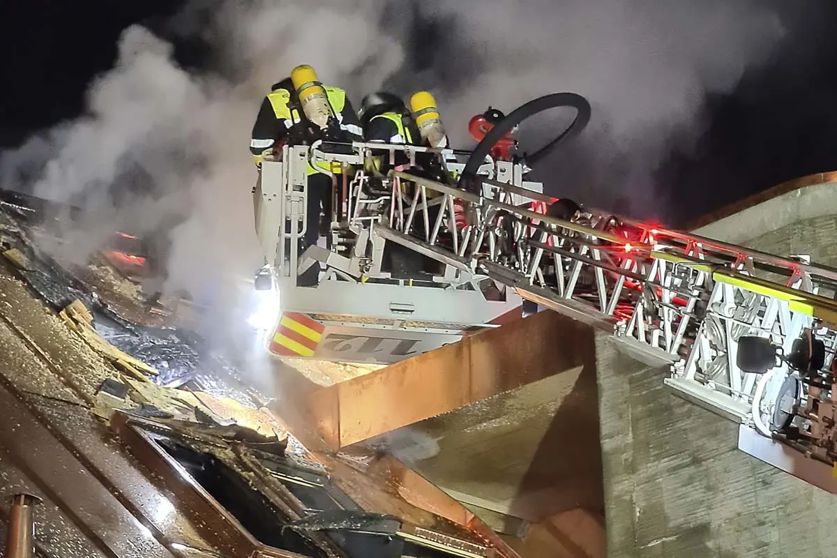 München - Dachstuhlbrand mit hohem Schaden