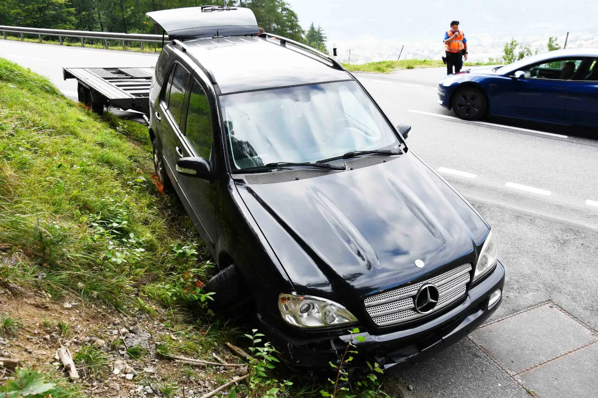 Chur GR – Personenwagen mit Anhänger gegen Stützmauer gekracht