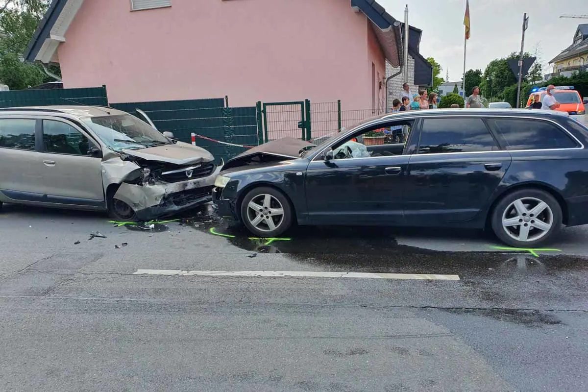 Alfter-Witterschlick - Drei Kinder bei Frontalcrash schwer verletzt