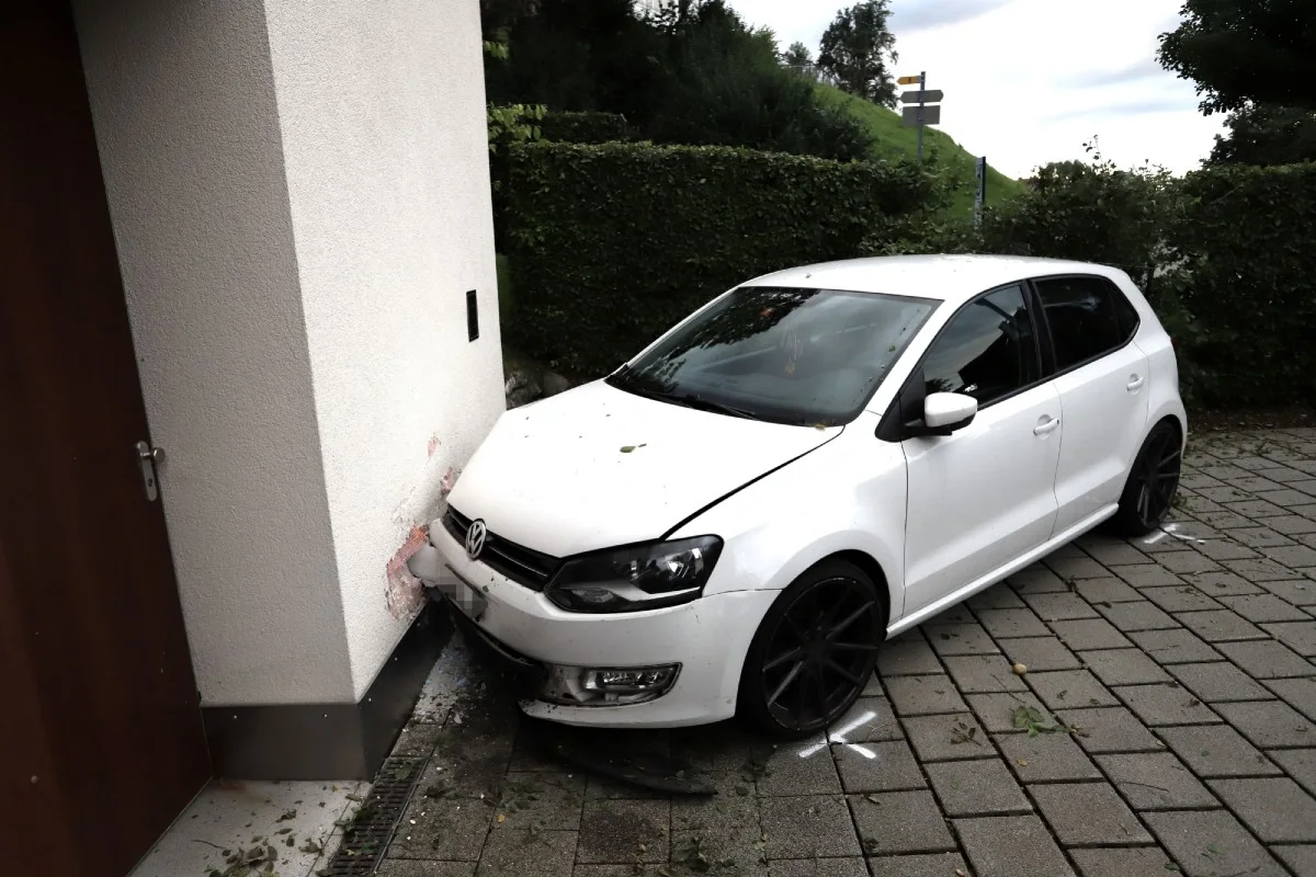 Spektakulärer Selbstunfall in St. Gallen - 21-Jährige verliert Kontrolle über ihren Golf und fährt in Hauswand