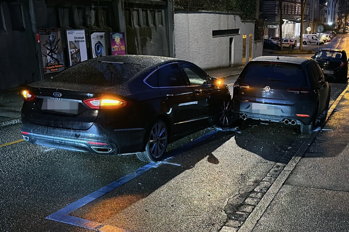 Stadt St. Gallen - Betrunken und abgelenkt mit geparktem Auto kollidiert