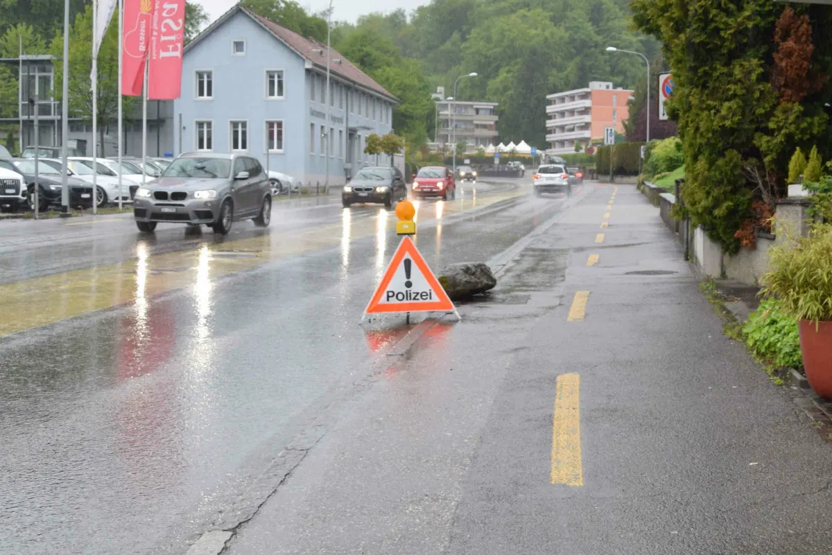 Starrkirch-Wil SO - Stein bis auf Strasse mitgerissen und weitergefahren